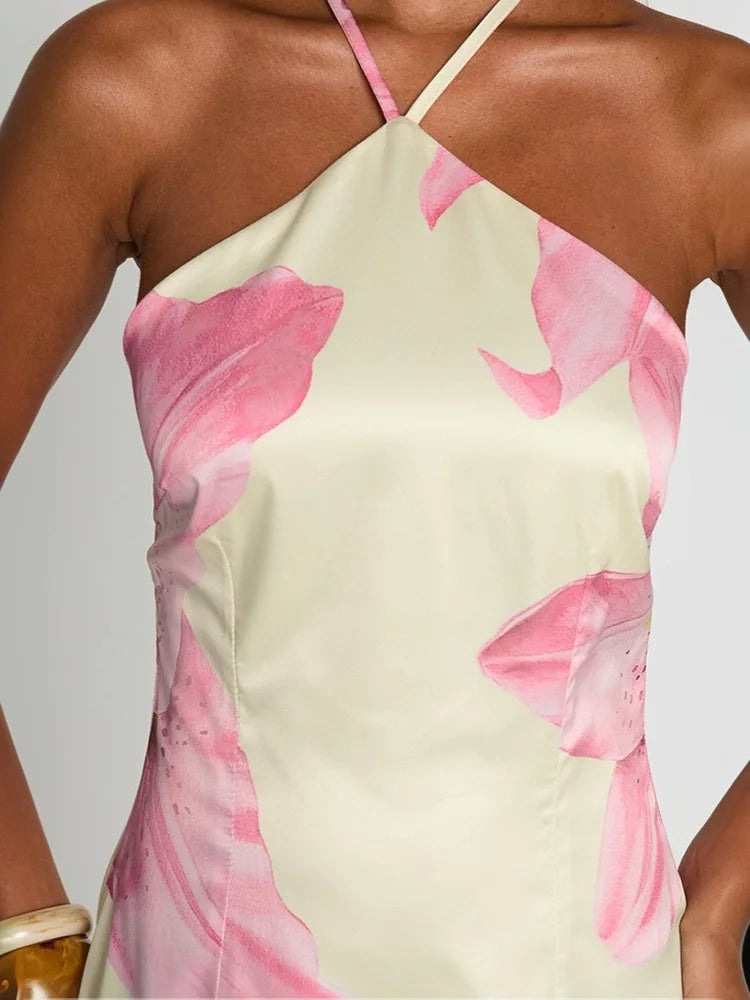 Halterkjole med stort lyserødt blomsterprint og åben ryg